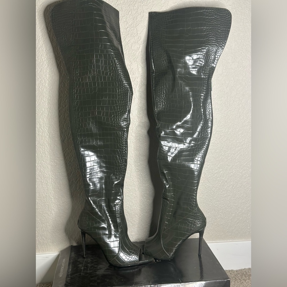 Knee High Cape Robbin Olive boots. Never worn. I’m only 5’2 :)